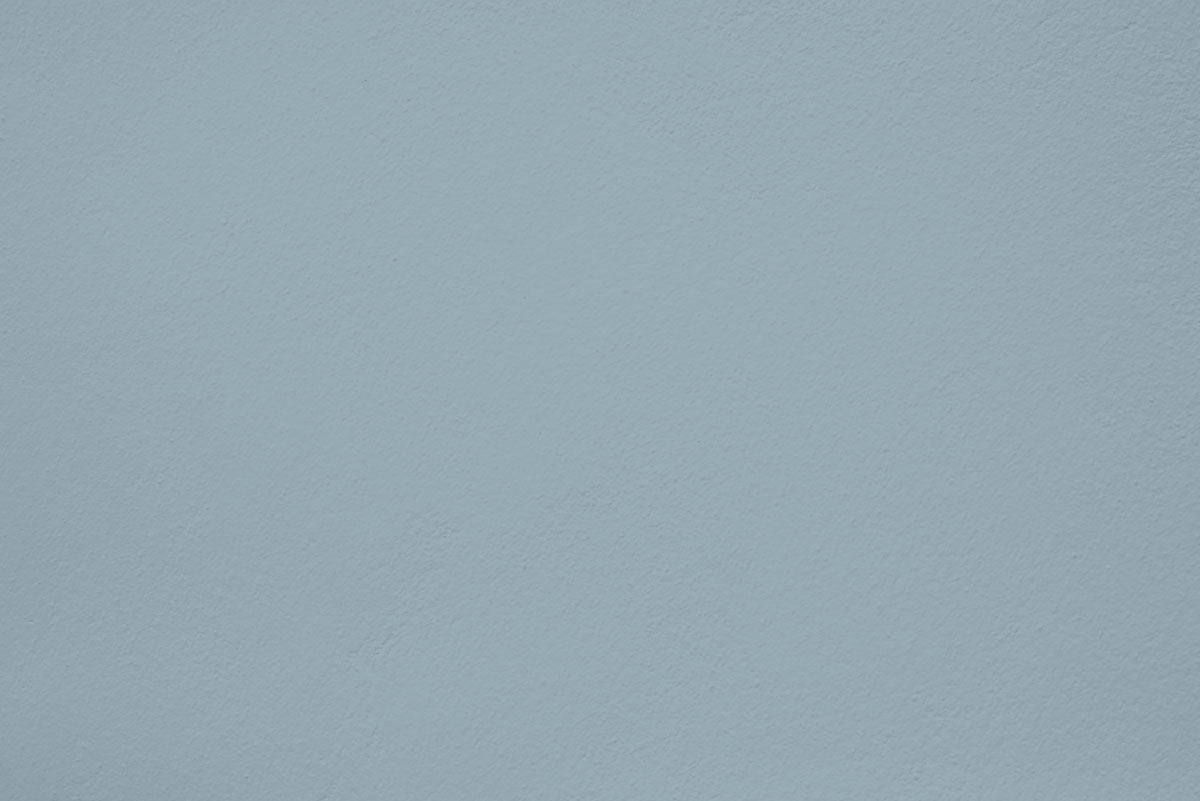 Échantillon Cool pearl appliquée sur un mur - teinte bleu gris clair