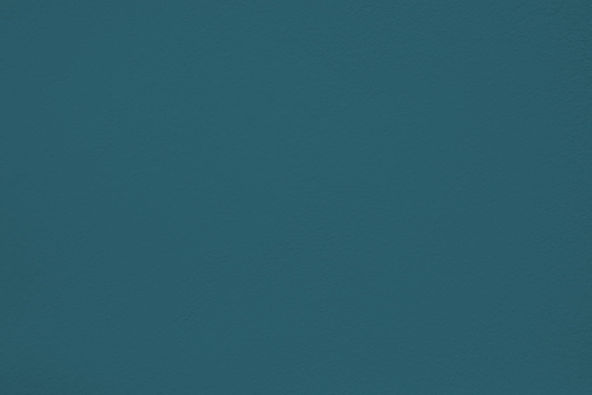 Peinture Petrol bliss appliquée sur un mur - teinte bleu canard