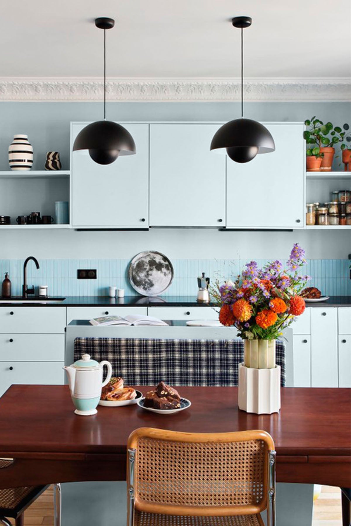 Inspiration déco : ambiance 1 avec la peinture Okinawa fog - teinte bleu clair 