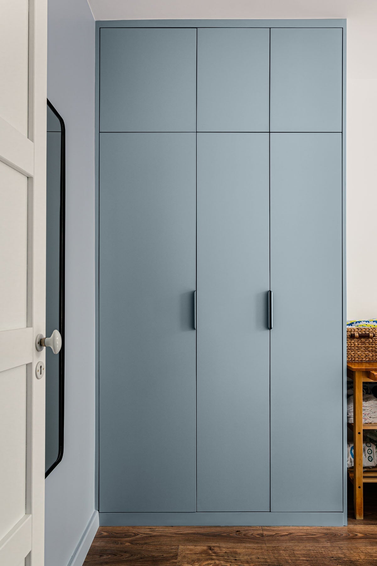 Visuel d'ambiance 2 échantillon repositionnable Cool pearl - teinte bleu gris clair 