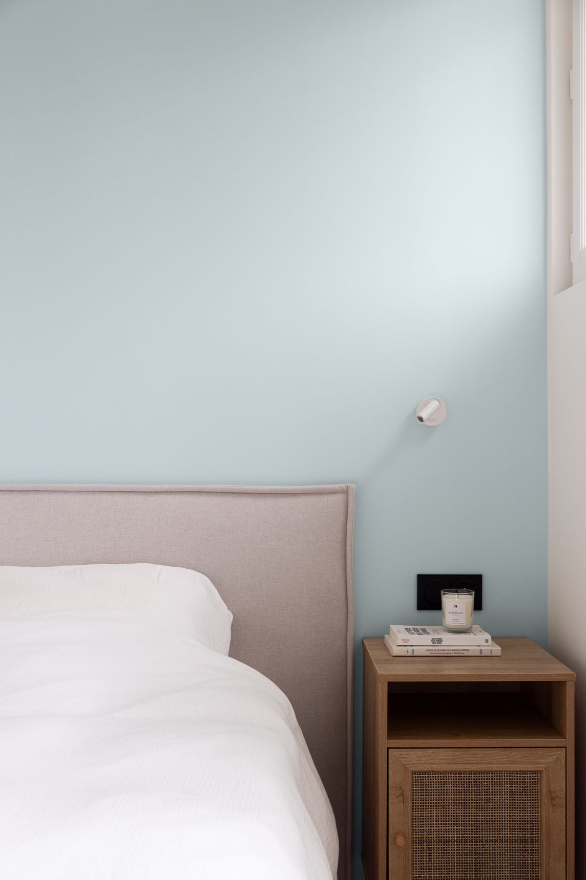 Inspiration déco : ambiance 2 avec la peinture Okinawa fog - teinte bleu clair 