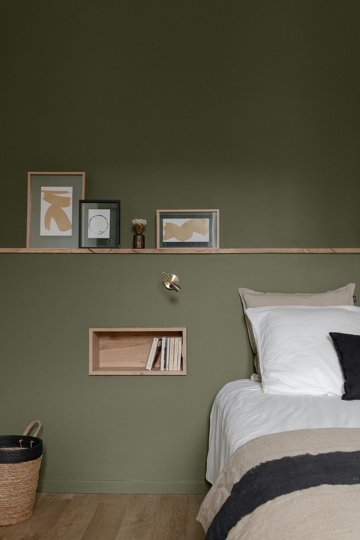 Inspiration déco : ambiance 2 avec la peinture Pitchy olive - teinte vert olive fonce 
